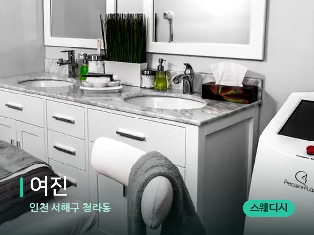 인천 청라동 여진 — 캔들과 수건이 놓인 스파 소품